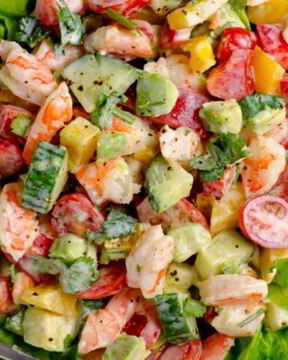 Салат из авокадо с креветками под греческим йогуртом