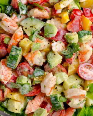 Салат из авокадо с креветками под греческим йогуртом