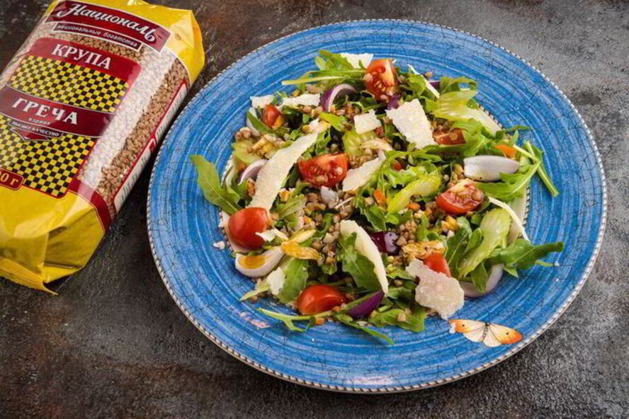 Рецепт салата из гречки с копченой курицей и томатами