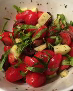 Салат из помидоров черри с тархуном в греческом стиле
