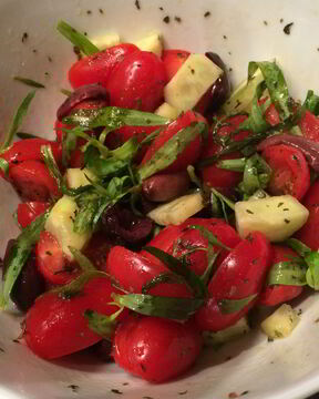 Салат из помидоров черри с тархуном в греческом стиле