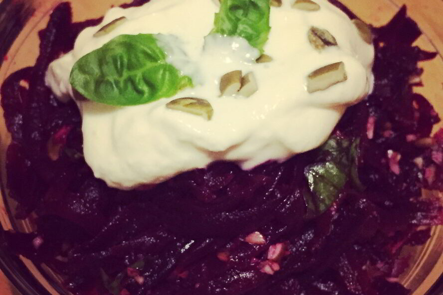 Рецепт салата из свеклы с тыквенными семечками и греческим йогуртм
