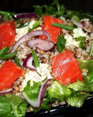 Салат с гречкой и копченой форелью