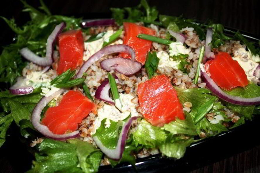 Рецепт салата с гречкой и копченой форелью