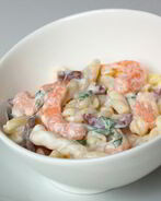 Салат с креветками и пастой в греческом стиле