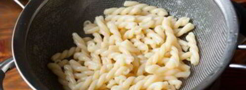 салат с креветками и пастой в греческом стиле. Шаг 3