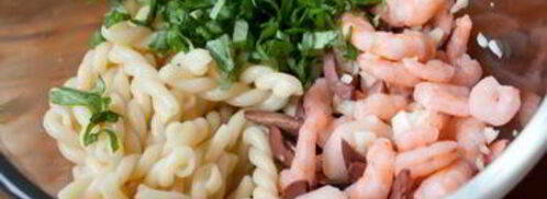 салат с креветками и пастой в греческом стиле. Шаг 7