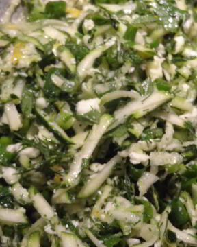 Салат с цукини, зеленью и фетой по-гречески