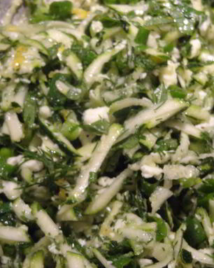 Салат с цукини, зеленью и фетой по-гречески