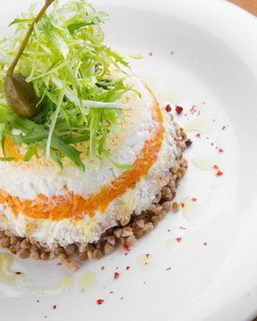 Слоеный салат с горбушей и гречкой