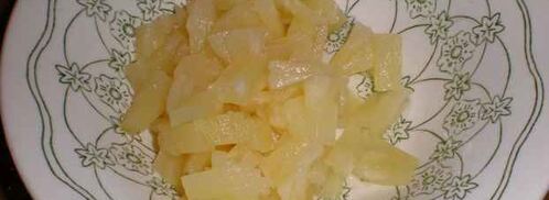 картофель в майонезе с ананасами и салатик свекла с сыром. Шаг 15