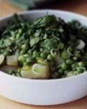 Картофельный салат с горошком и кинзой