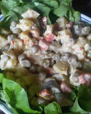 Картофельный салат с горошком и сладким перцем