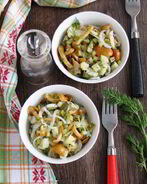 Картофельный салат с грибами и маринованным луком