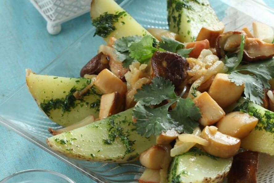 Рецепт картофельного салата с грибами и печеным чесноком