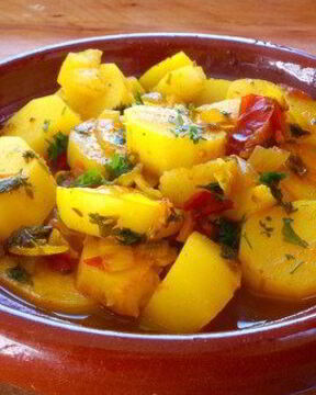 Картофельный салат с клюквой и яблочным соусом