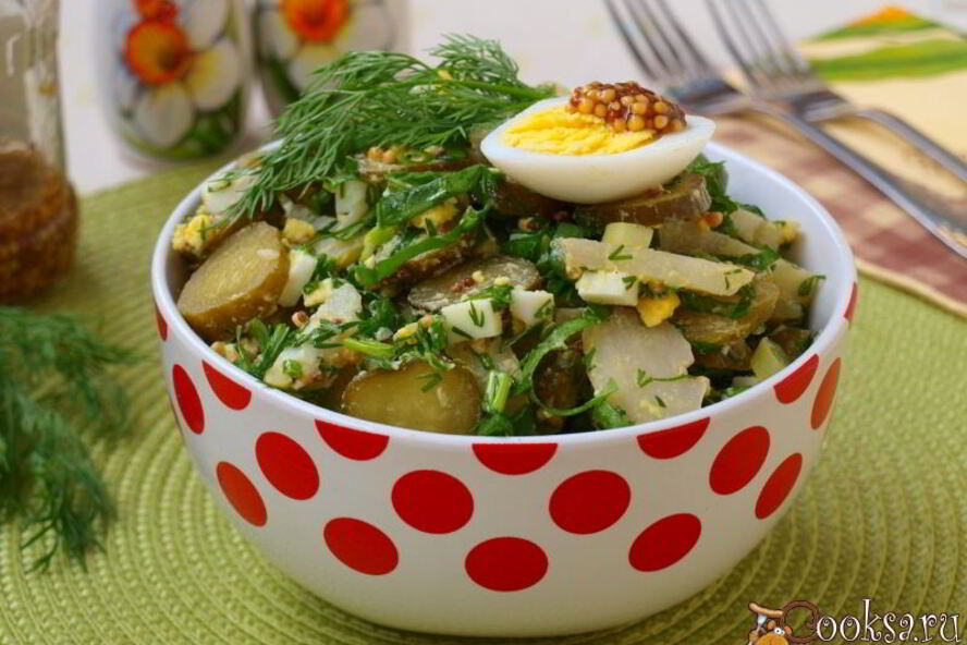 Рецепт картофельного салата со щавелем и маринованными огурцами