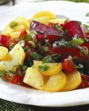 Марокканский картофельный салат со свеклой и маслинами