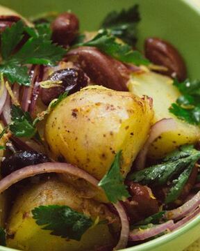 Салат из картофеля с маслинами