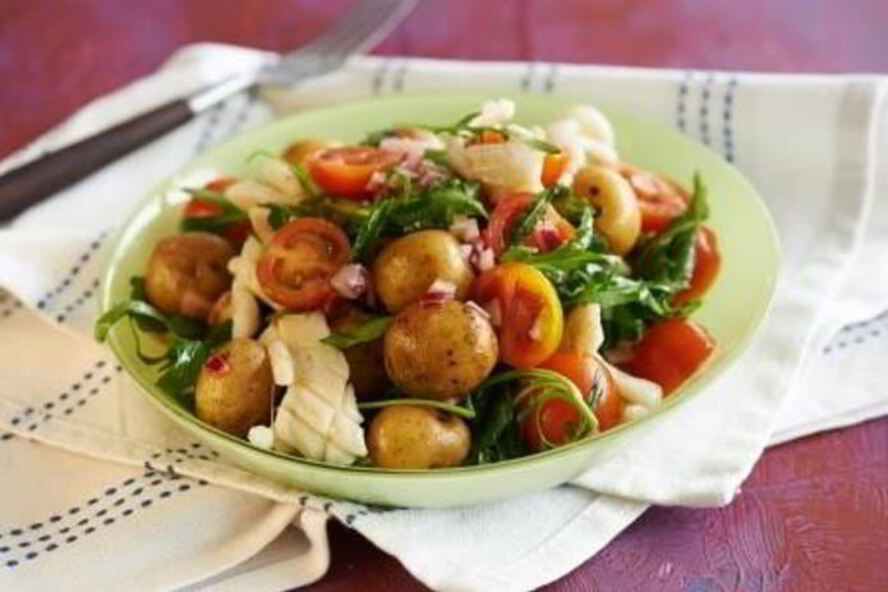 Рецепт салата из молодого картофеля и жареных кальмаров с помидорами черри