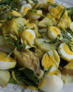 Салат из молодого картофеля с перепелиными яйцами