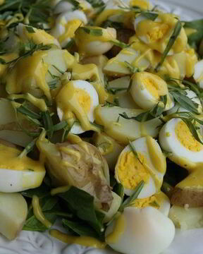 Салат из молодого картофеля с перепелиными яйцами