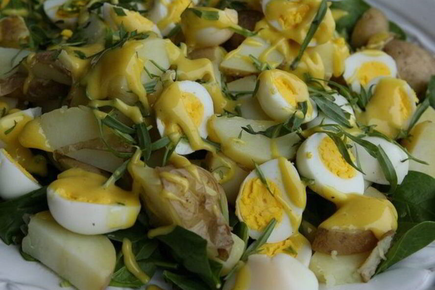 Рецепт салата из молодого картофеля с перепелиными яйцами