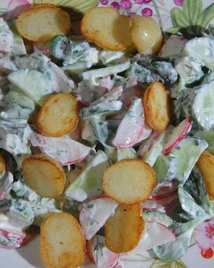 Салат из молодого картофеля с редисом и заправкой из феты