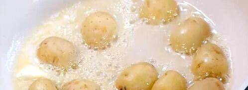 салат из молодого картофеля с редисом и заправкой из феты. Шаг 3