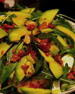 Салат из молодой спаржи с картофеле, авокадо и рукколой