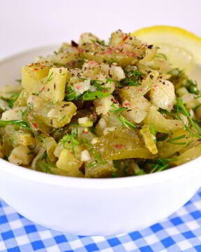 Салат с картофелем и маринованными огурцами