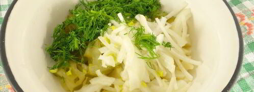 салат с картофелем и маринованными огурцами. Шаг 3