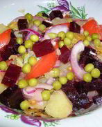 Теплый картофельный салат с крымским луком