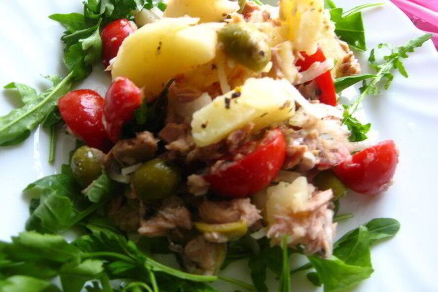 Рецепт теплого салата с картофелем и тунцом