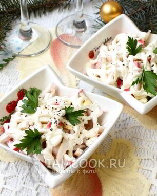 Крабовый салат с кальмарами