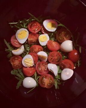 Легкий салат с рукколой и перепелинными яйцами