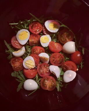 Легкий салат с рукколой и перепелинными яйцами