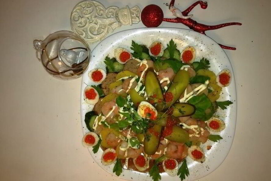 Рецепт оливье по-царски со свиной вырезкой и креветками на желе из гранатового соуса