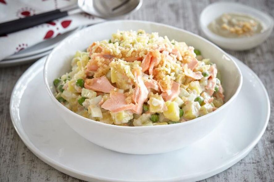 Рецепт оливье с форелью домашнего копчения