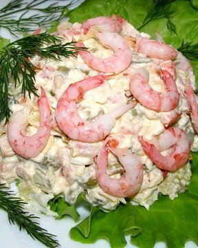 Оливье с креветками и авокадо