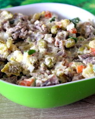 Салат Оливье с говядиной