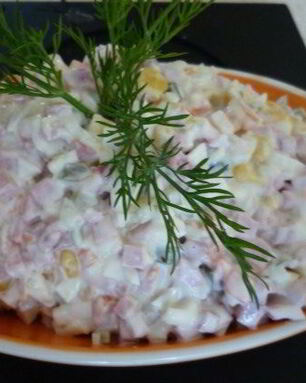 Салат Оливье с копченой колбасой