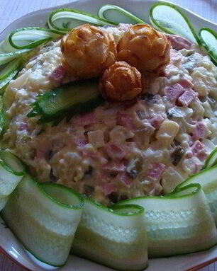 Салат оливье с мясом и свежими огурцами