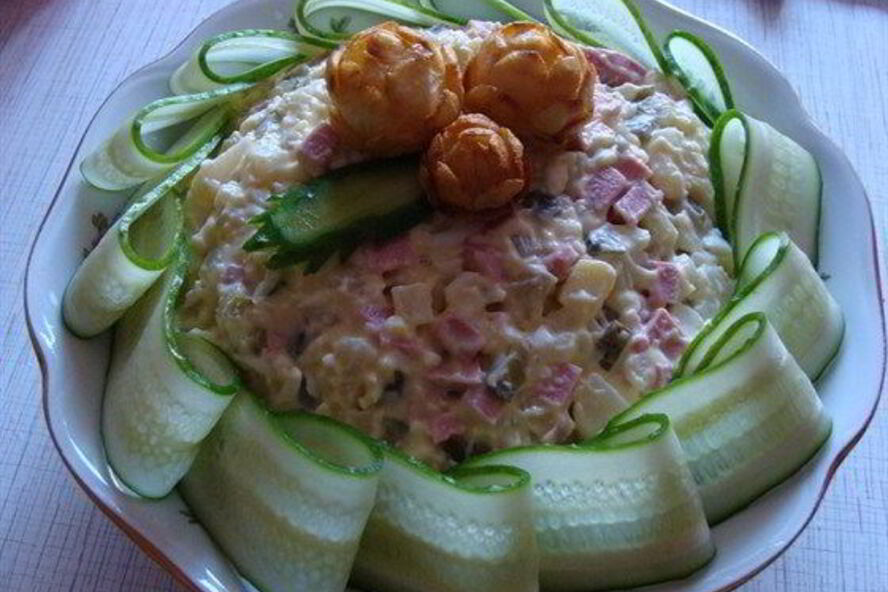 Рецепт салата оливье с мясом и свежими огурцами