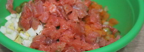 салат оливье с семгой и красной икрой. Шаг 4