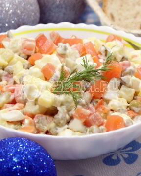Салат Оливье с семгой