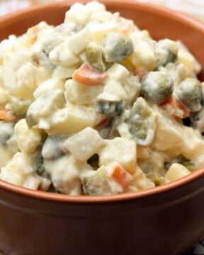 Салат Оливье с солеными огурцами