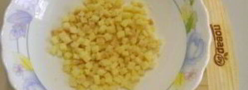 салат оливье в виде петуха. Шаг 3