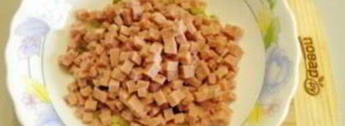 салат оливье в виде петуха. Шаг 5