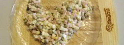 салат оливье в виде петуха. Шаг 8